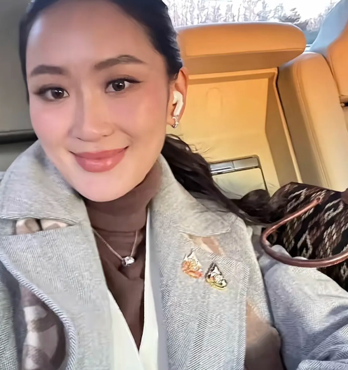 佩通坦总理一行在中南海举行重要会晤后，乘专车沿长安街观光，并到天安门广场、人民大