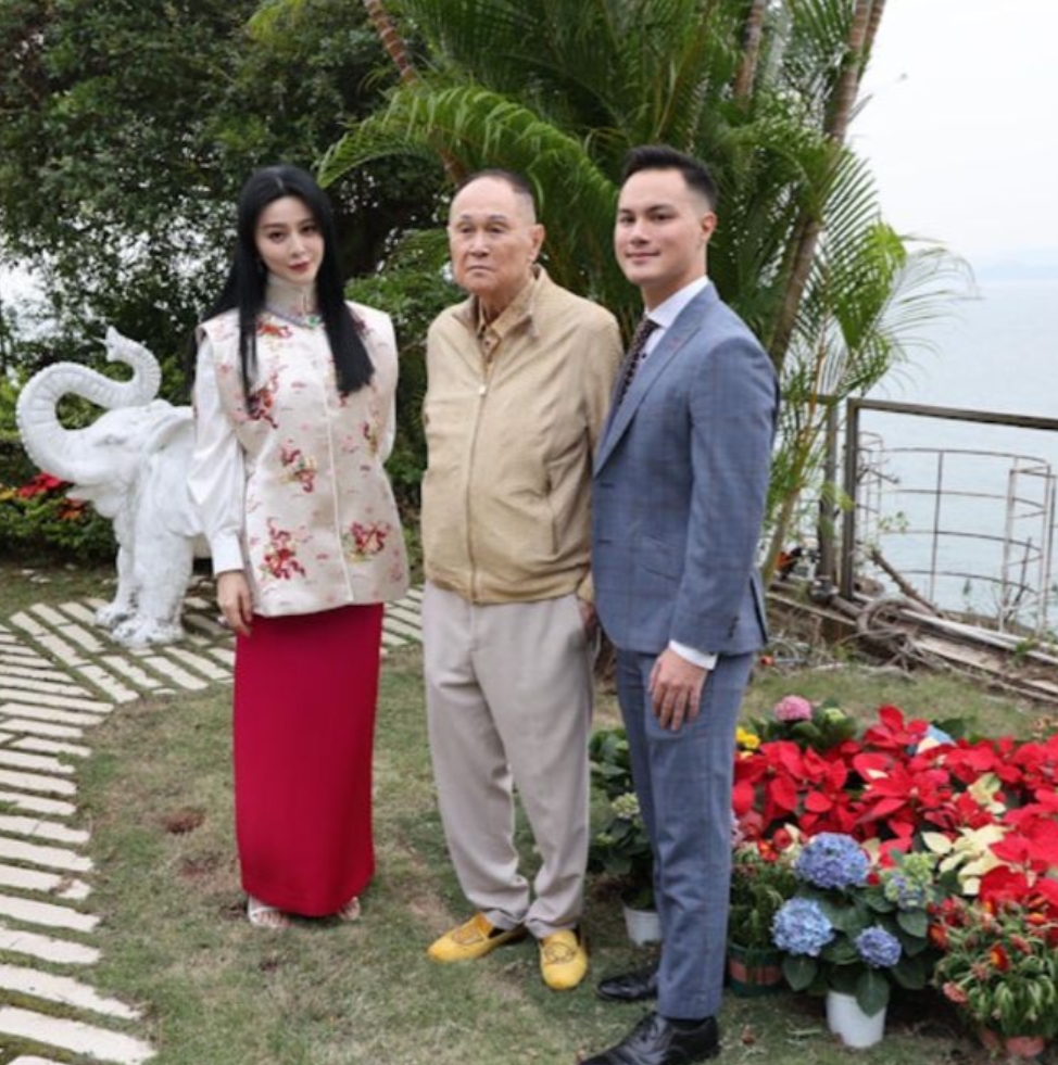 范冰冰先这个卑微了么，被富商抓着手一起共舞。

从外表上看，这名富商年纪已经很大