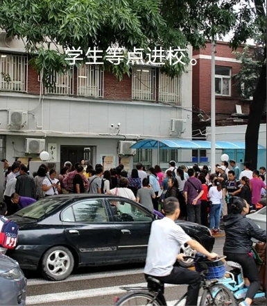 在昨早晨7：27发生泰安东平一中学门口的公交车冲撞学生和家长惨痛事件，网络舆论质