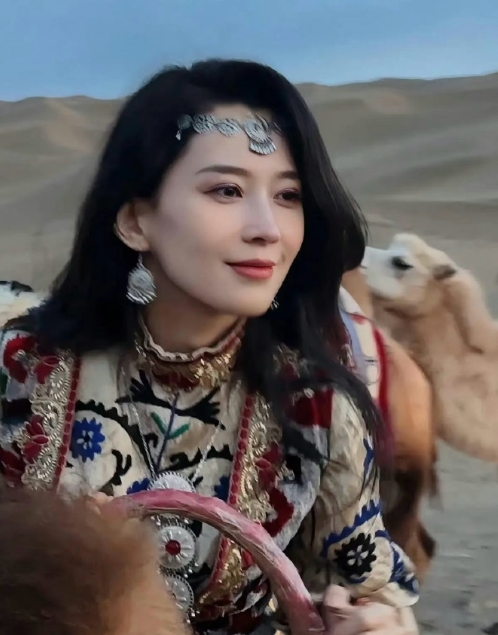 个人认为她是汪峰历任中最美+气质最佳的一位。

鼻梁起节，她的个性和脾气也不小的