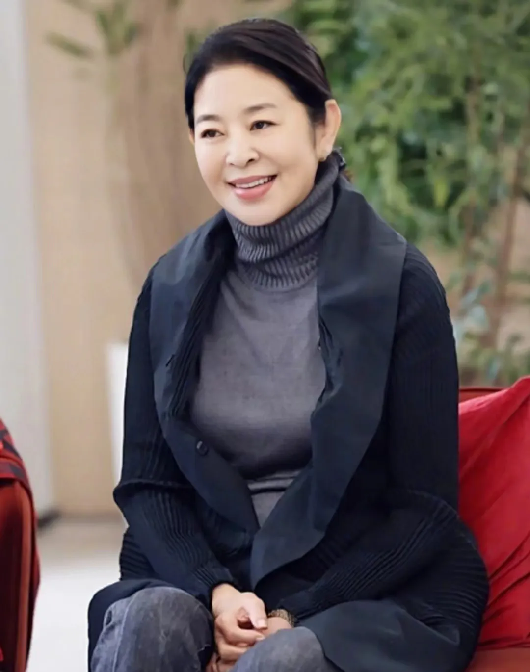 一次，倪萍说自己对待两个保姆有多双标：一个保姆拿着4000块钱什么不用干，在她家