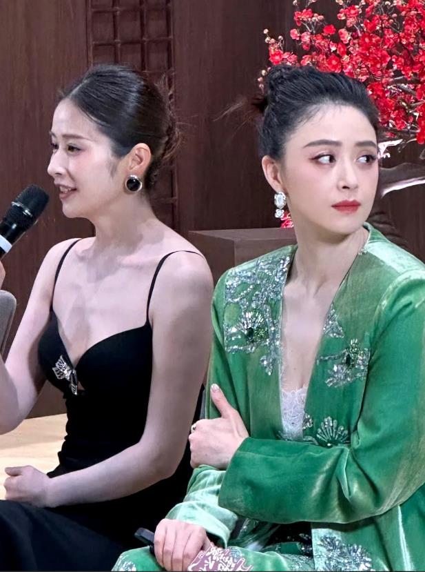 十几年过去了，蒋欣和颖儿居然比拍《甄嬛传》时更瘦更美了!
人瘦了脸就会小确实上镜