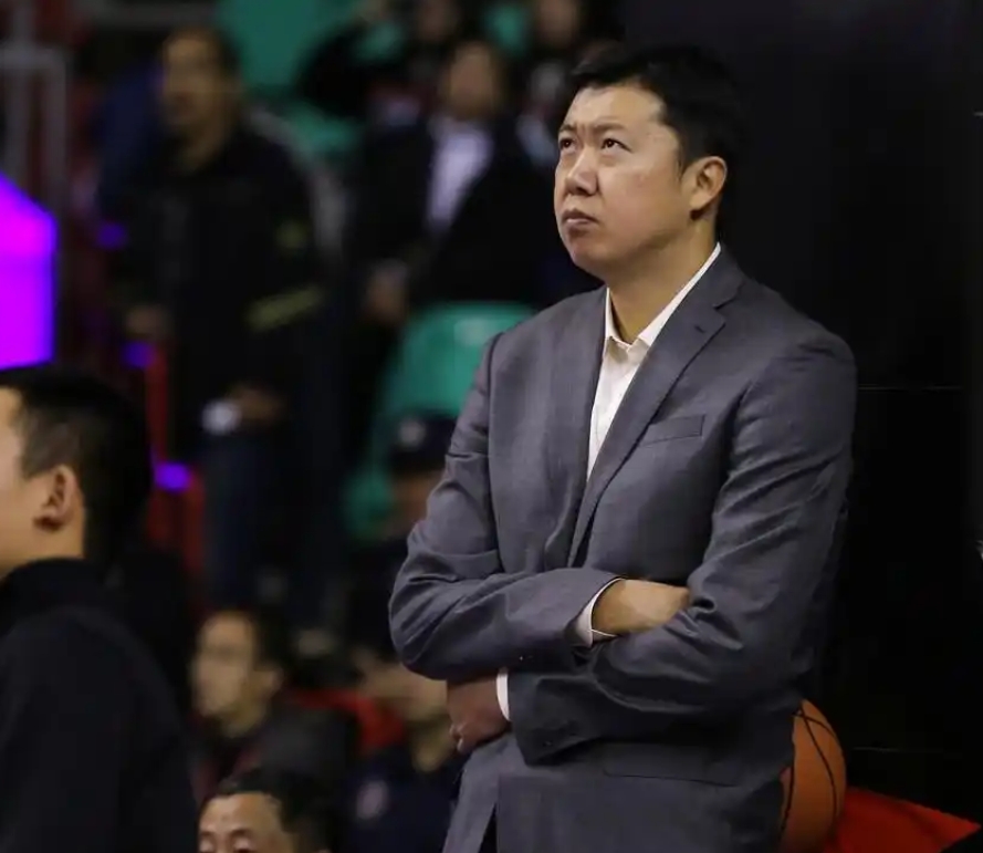 巅峰期的王治郅实力比姚明还强，没在NBA取得比姚明成功