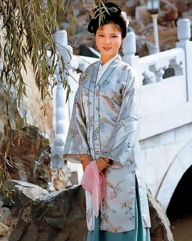 有点想不通，袭人十拿九稳的姨娘最后咋就没当成呢？
袭人帮王夫人出谋划策，反对贾母