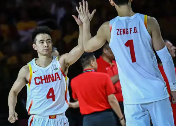 CBA全明星票王徐杰，应该跪谢他的前辈赵继伟和赵睿！
CBA全明星票王徐杰，在刚