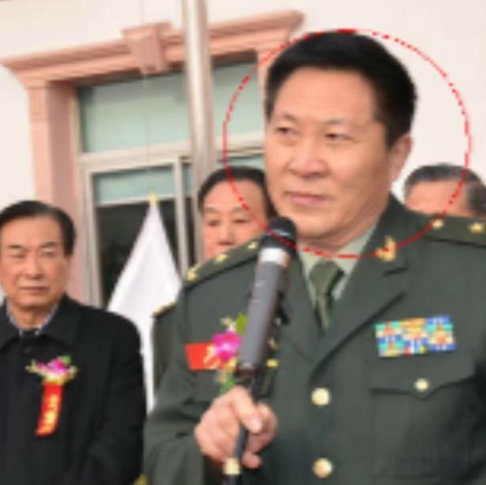 2013年北京某小区内，几个便衣警察将一名身穿军装的“军官”扭送出小区，这名“军