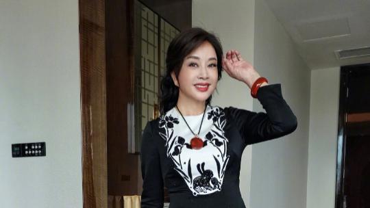 刘晓庆被曝4度离婚，73岁交往8个男朋友，人设不崩反让网友羡慕