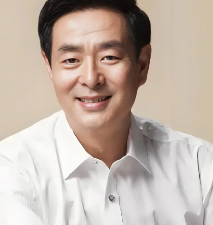 演员，濮存昕说，大家都说我是模范丈夫，对老婆好，其实我跟我老婆都挺要强的。我老婆