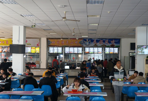 爆料体育老师踢学生头