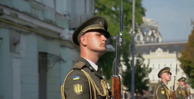 俄乌这场仗，快接近尾声了吧，两边都豁出去了。俄罗斯那边拿出了超厉害的轰炸机和导弹