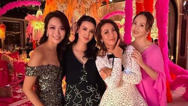 徐子淇与丈夫办跨年晚宴，父母罕露脸，李家诚与岳父母同框站旁边
