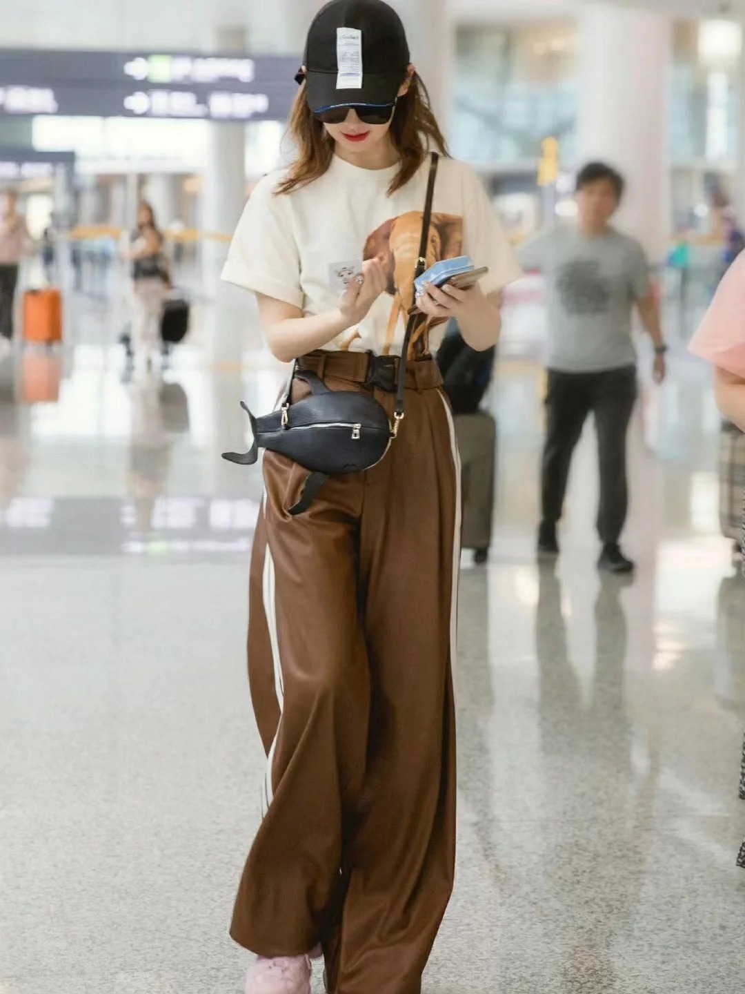 戚薇T恤+阔腿裤简直是“王炸组合”