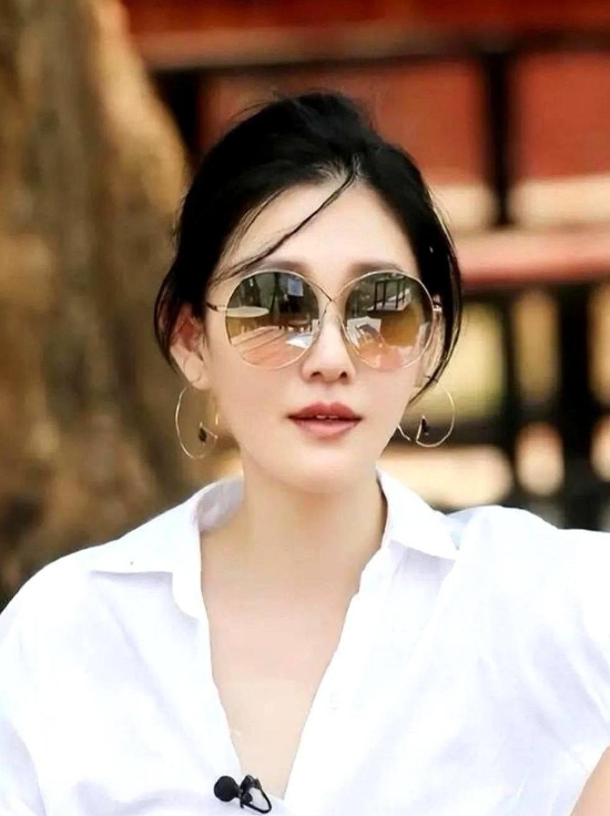 大S最近的行程堪称娱乐圈极限挑战真人秀。

25号现身闺蜜婚礼时身裹厚羽绒服，现