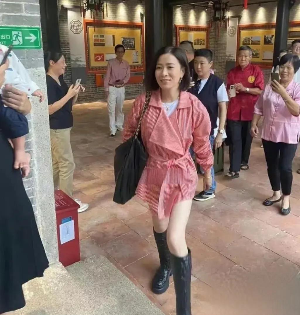 49岁的佘诗曼回到故乡祭拜祖先，身着条纹衫搭配皮靴，时尚感十足，素颜亮相展现了自