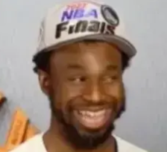 现在想想22年的勇士真的不强，确实不强，但是总决赛绿军那两个软蛋被威金斯防的腿都