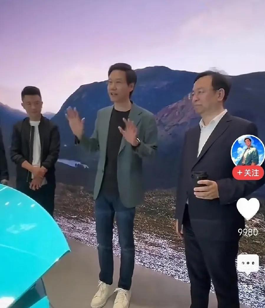 雷军在向王传福介绍小米汽车的各种优越性能，王总听了后频频点头。当雷军说到小米汽车