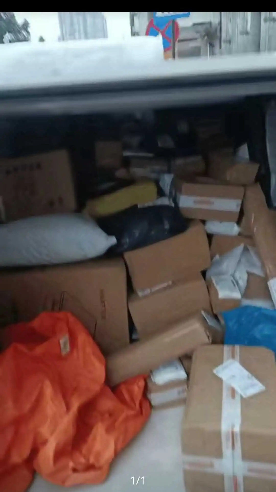 刷到一个快递员在唉声叹气。三四百个快递，得打电话打多久？
我帮他算一下，就算一个