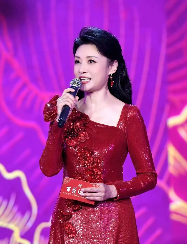 2025百花晚会，周涛优雅现身，穿红色晚礼服气质优雅，展显出东方女人的魅力！
这