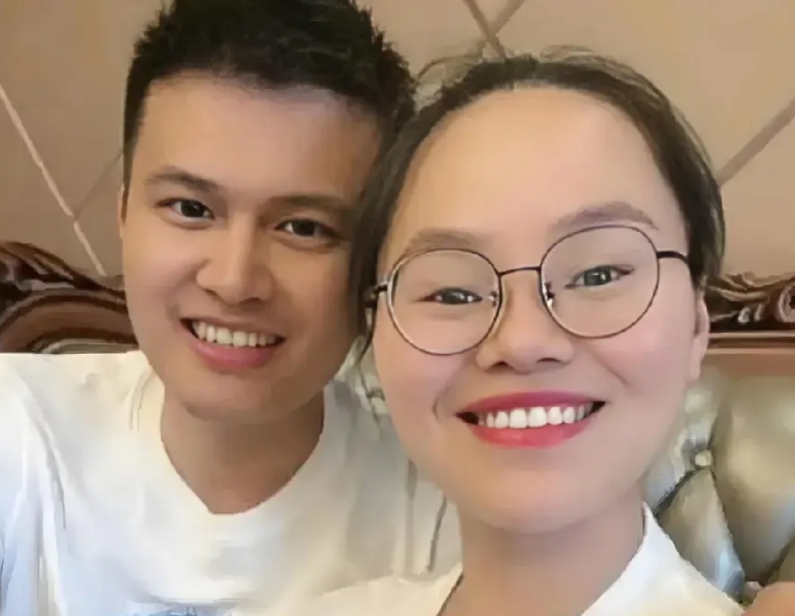彩虹夫妇

男的叫郭斌，女的叫孙彩虹

两人有三个儿子（分别为5岁，3岁，2岁）
