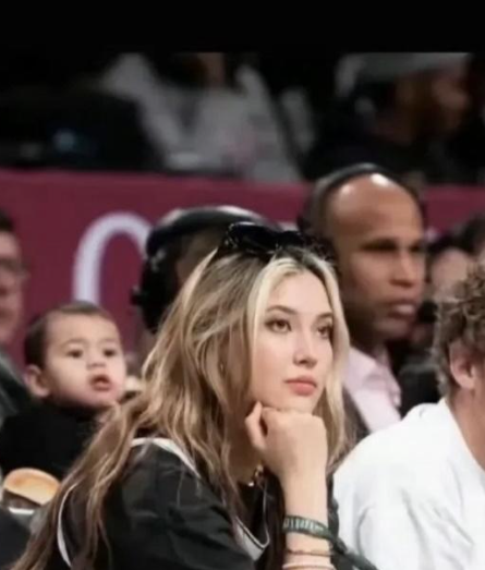 谷爱凌带男友现身NBA，甜蜜互动羡煞旁人，单身狗们受到了强烈冲击！

谷爱凌带着