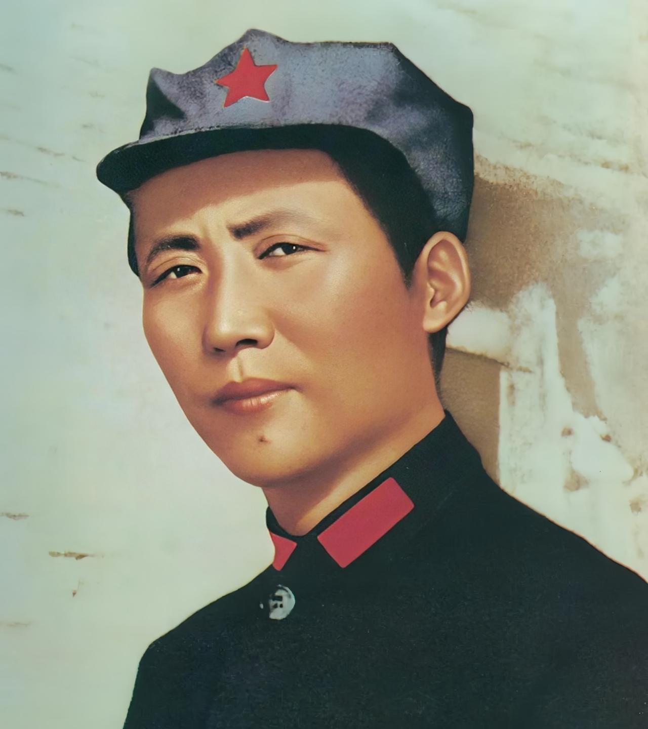 伟大领袖毛主席一生从来没有穿过西装，他喜欢穿中国的中山装，或者军装。一生不穿西装