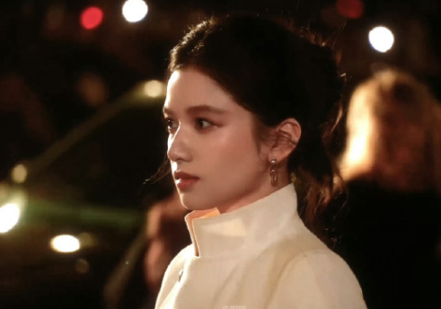 #张婧仪 好完美的一颗头#
看到张婧仪，就容易想起周也，两人总是对标处理，一个是