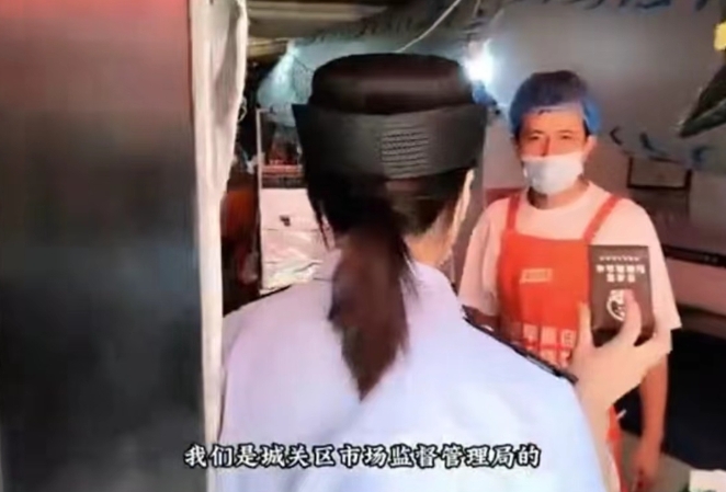 “请将枪口抬高一英寸！”河南濮阳，一农村女子在县城开了一家早餐店，卖了5张油饼，