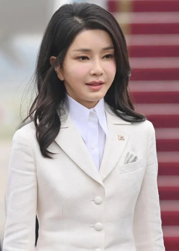韩国第一夫人金建希真是个谜，真是越来越让人看不懂了，你说她没有能力吧，她又把尹锡