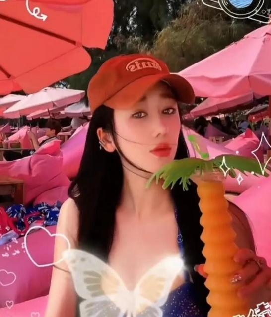 照片中，蒋丽莎穿着蓝色泳衣，长发披肩，大秀性感火辣好身材，这是她和老公在海边度假