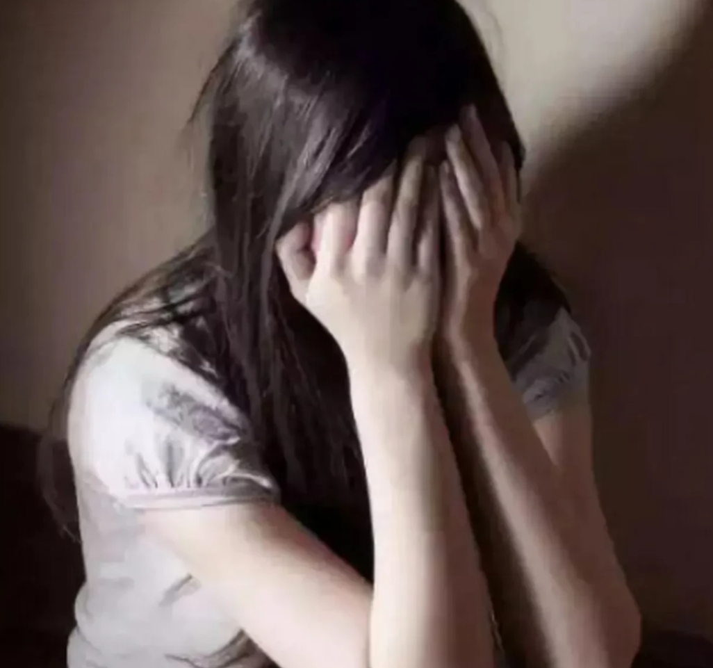 广州，一男子正在上班时，女同事突然拿出带血的卫生巾，向男子脸上和嘴上涂抹，男子反