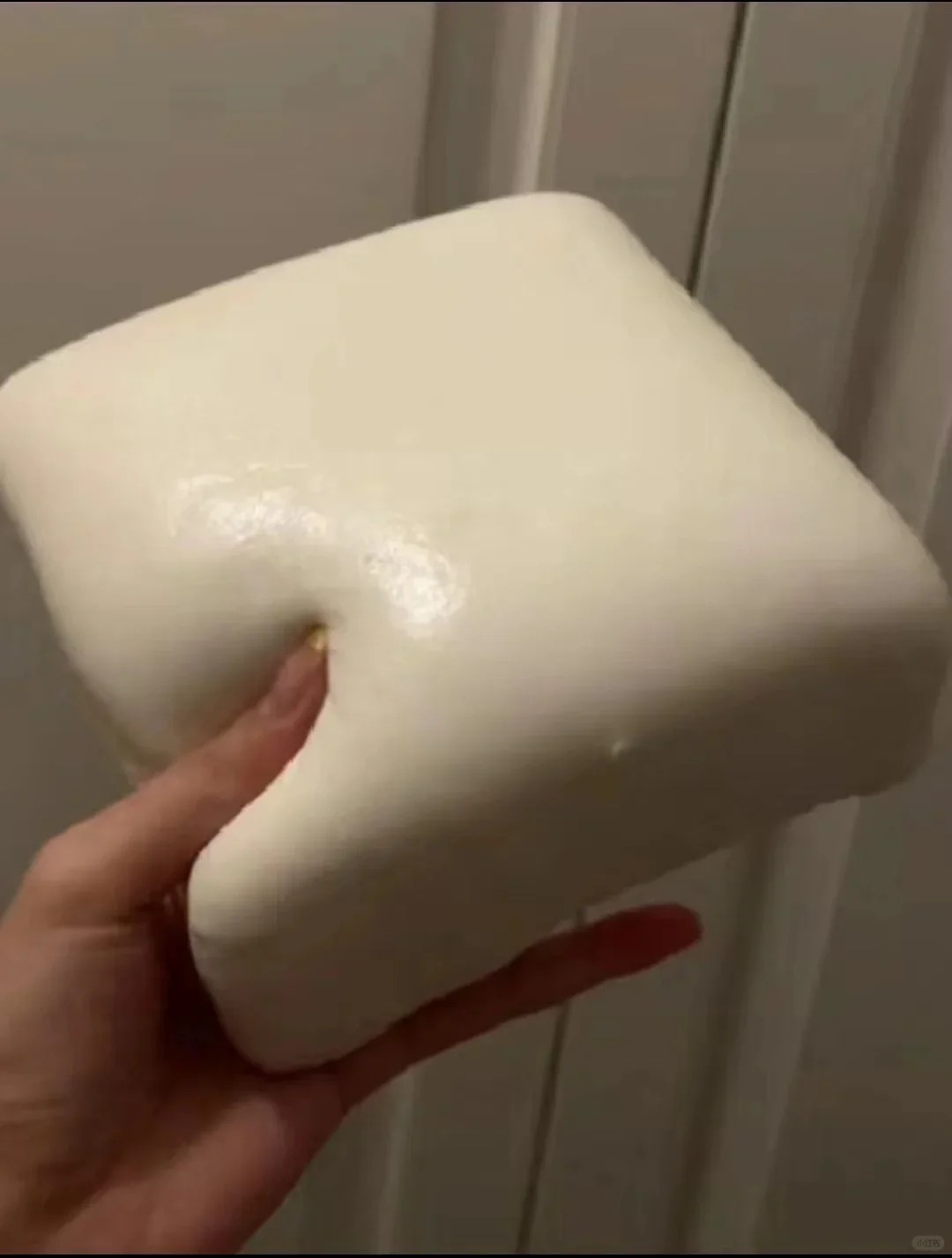 行业潜规则1、洗浴别上三楼。2、保安给根烟，在小区有事全办。
3、保安保护不了任