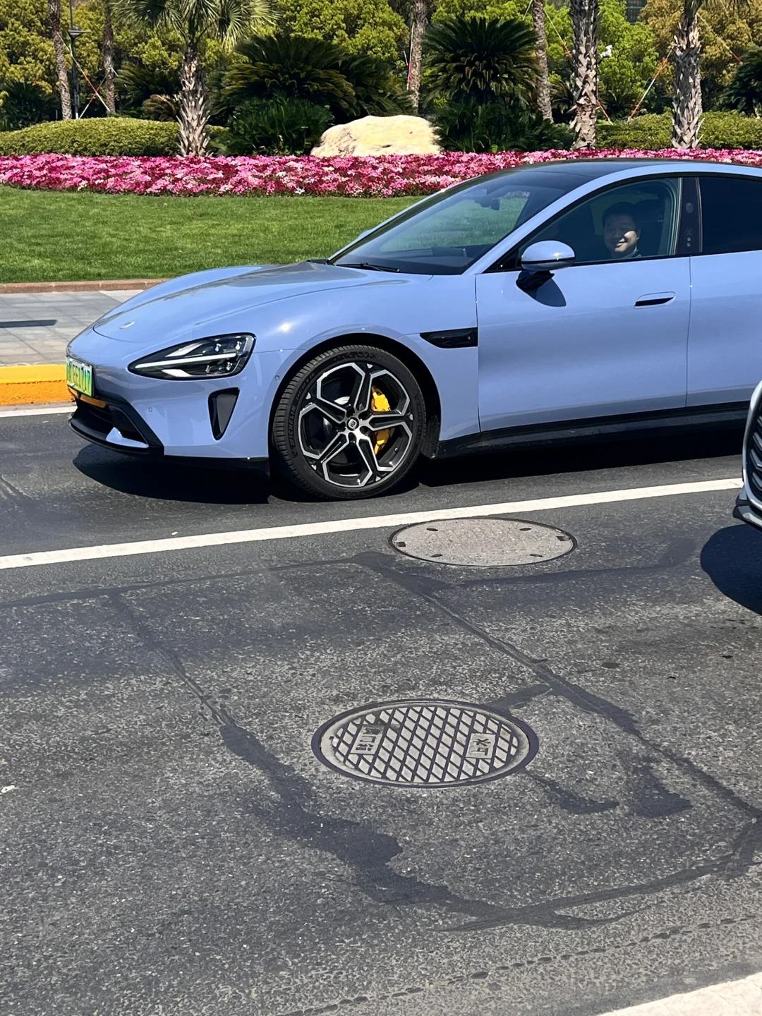 小米su7
路遇小米su7 快速的拍了一张 现在才看到车主这么灿烂的笑容哈哈哈哈