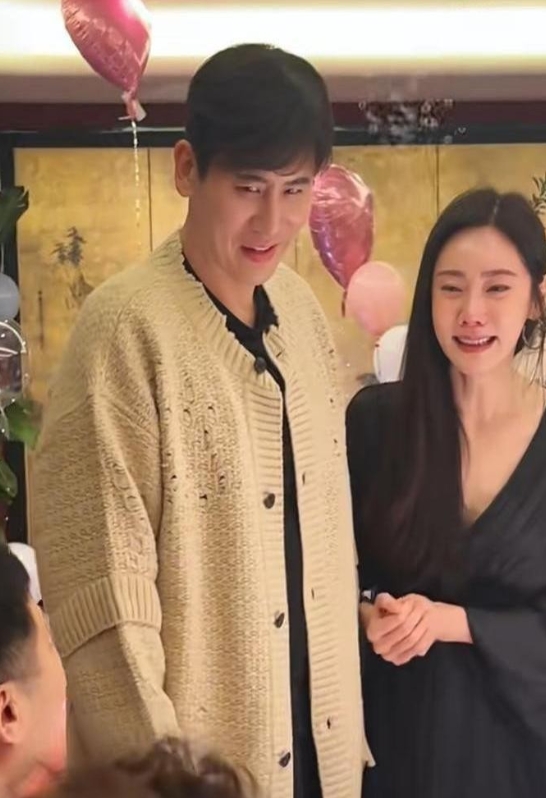 45岁秋瓷炫生日会现场终于憋不住了！

双手捂着孕肚眼角泛泪光哽咽宣布二胎喜讯，