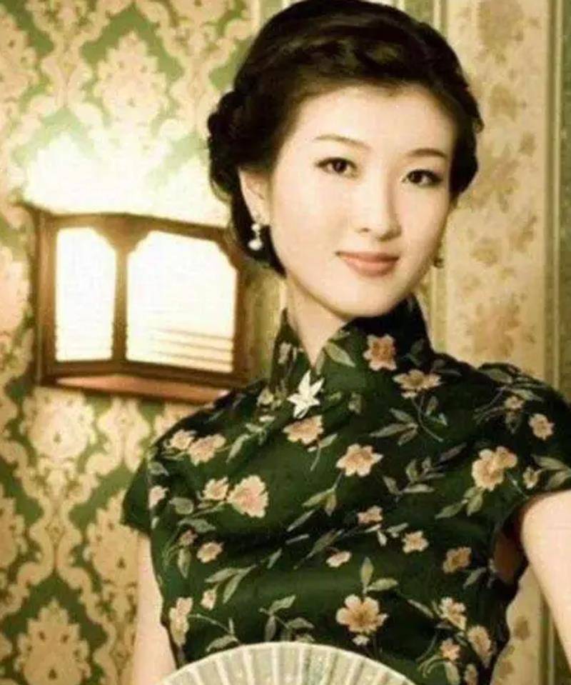 1974年，一26岁的民警对61岁的蒋梅英一见钟情，多次上门追求，有一次更是一把