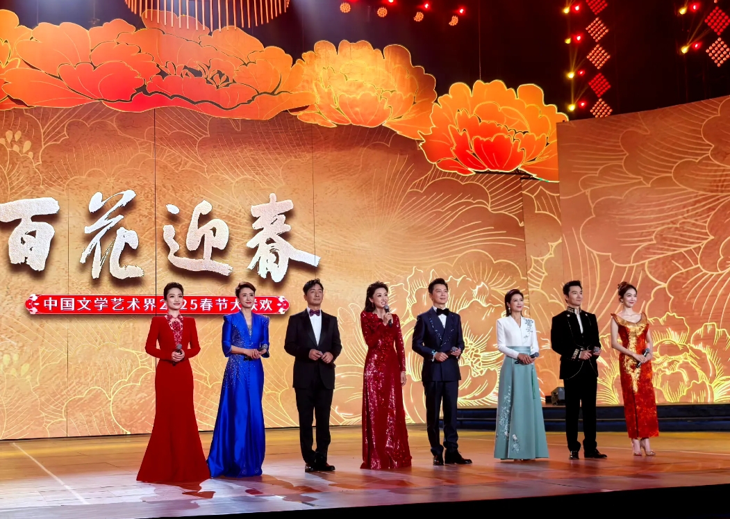 姜妍真是出息了，居然和周涛、张蕾、春妮、蓝羽同台主持晚会，光这身材、颜值就很出众