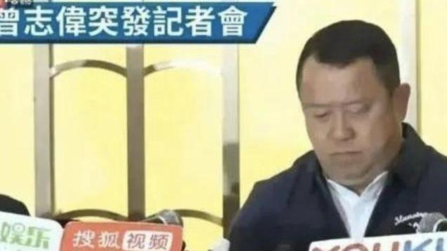 47岁海清领奖被“揩油”，曾志伟咸猪手上热搜，亲昵动作贼心不老