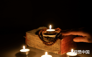 我被迫与活尸洞房了。  而这具活尸将我的男友扔进绞肉机里…