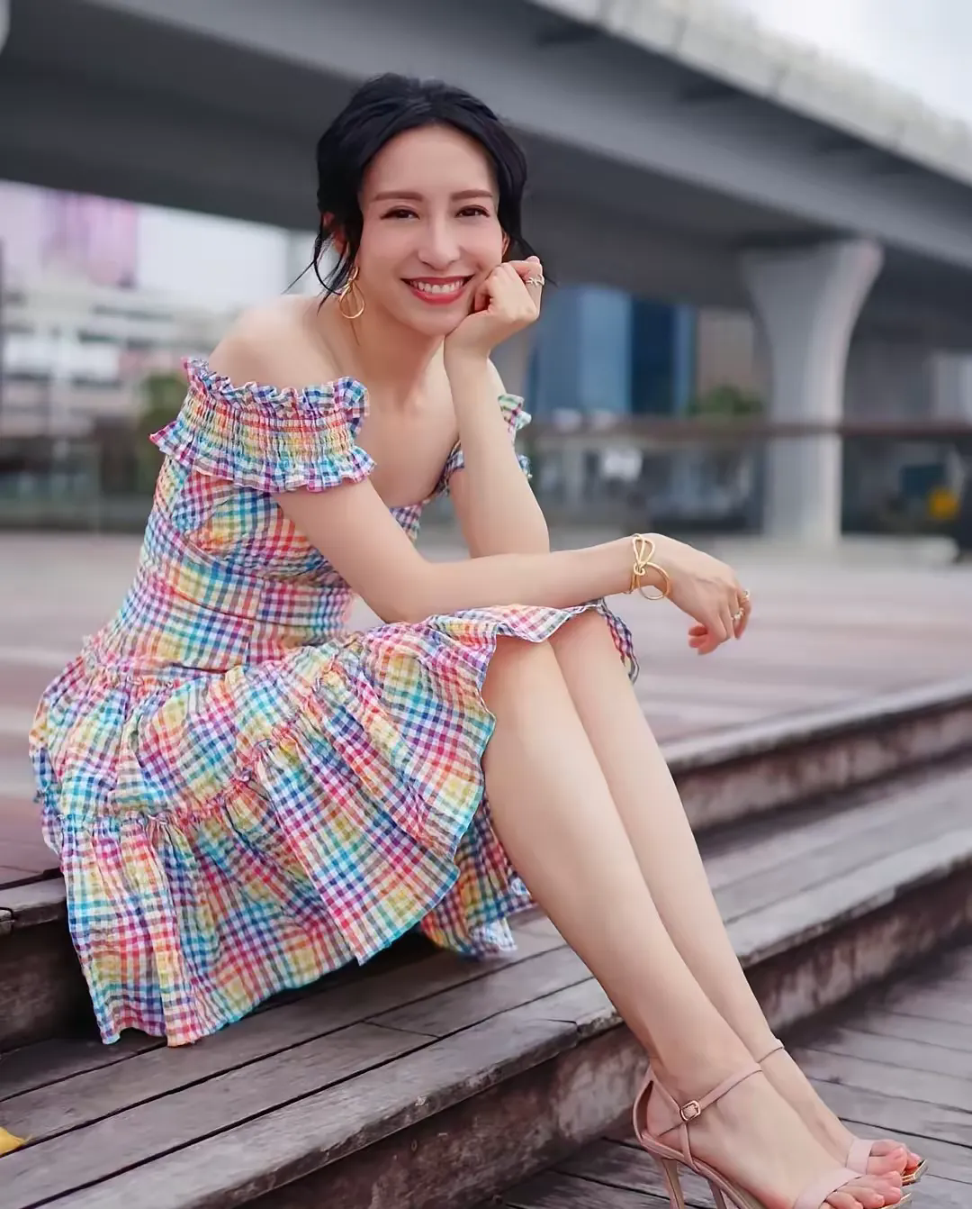 她是香港著名的影视女演员，2085年以模特身份出道，2008年出演个人首部电视剧