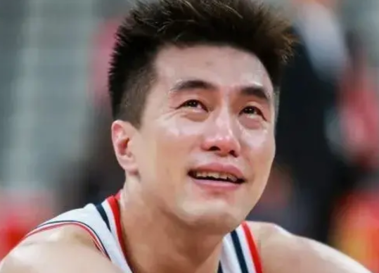 难！广州男篮请了中山大学最顶尖的眼科专家给艾伦治疗，尽全力去保障艾伦的康复！
