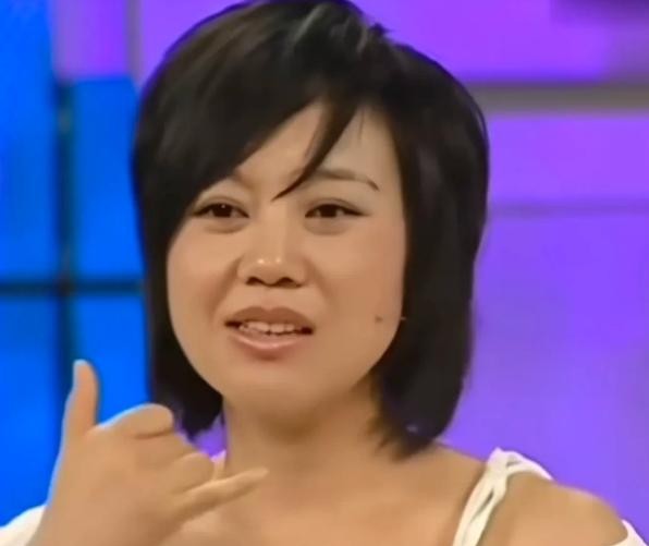 演员闫妮在一次采访中提到了一段有趣的经历。有一天，姚晨给她打电话，请她帮忙向周杰