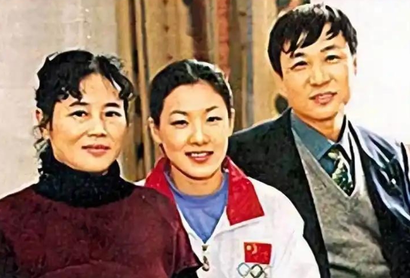 伏明霞曾是跳水界传奇，退役后嫁大26岁百亿富翁梁锦松。如今丈夫七旬，儿子刚满20