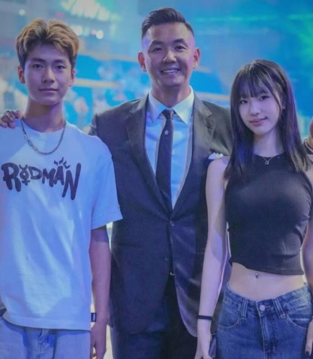 这是徐家大姐的儿子，和小S的女儿。
不得不说他们家孩子颜值都很高。
徐家大姐，嫁