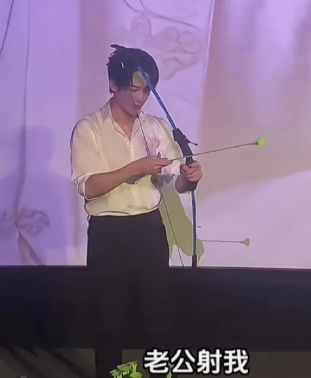 “老公射我，射我脸上”，真是虎狼之词。
       自己的偶像手机拿着弓箭准备
