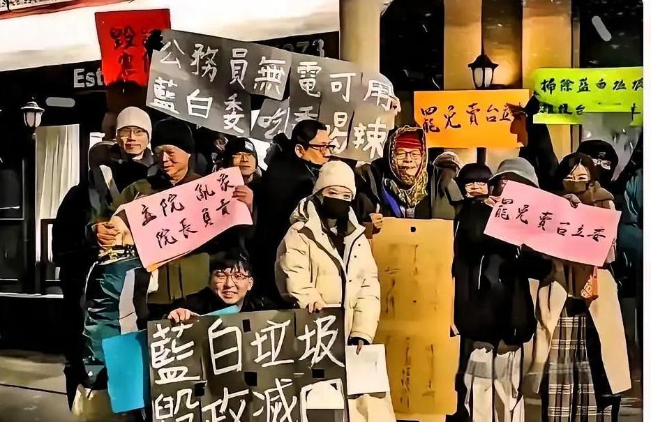 惊掉下巴！韩国瑜在华盛顿参加晚宴时，竟遭遇门外台民举牌抗议，这可真是把脸丢到国外