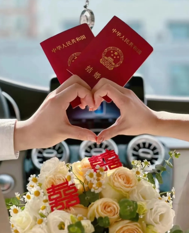 结了婚真的有那么夸张吗？

今天和同事一起闲聊，有个未婚的小伙子问结了婚的两个同
