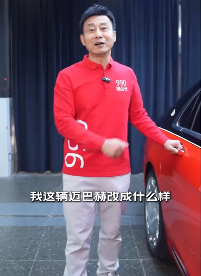 
花990万买车的褚会长将迈巴赫改成了婚车的样子。
这车采用了上黑下红的设计，一