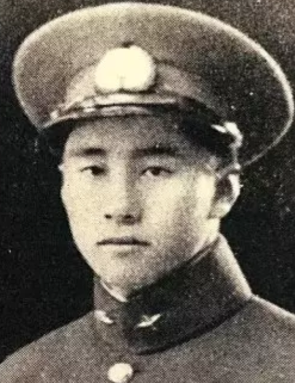 1938年5月，一位飞行员的遗体在长江阳逻段的泥沙中被发现，身体因长时间浸泡而严