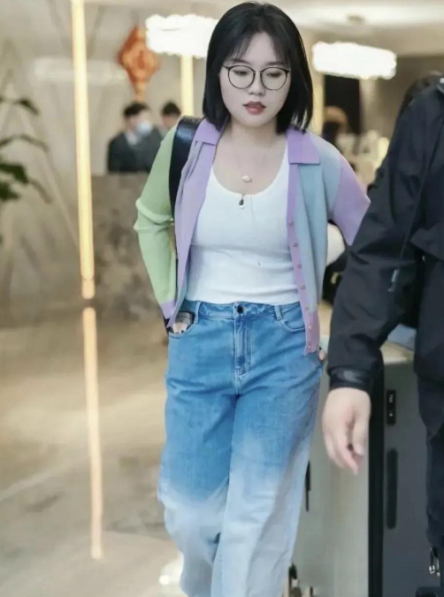 李雪琴瘦了30斤好漂亮啊，穿开衫配小吊带变身气质女神，美到差点认不出。

李雪琴