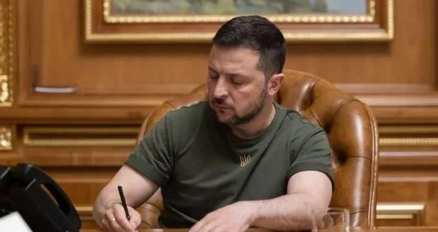国都快没有了，制裁谁啊？乌克兰总统泽连斯基签署法令，对3名个人和在乌克兰注册的1