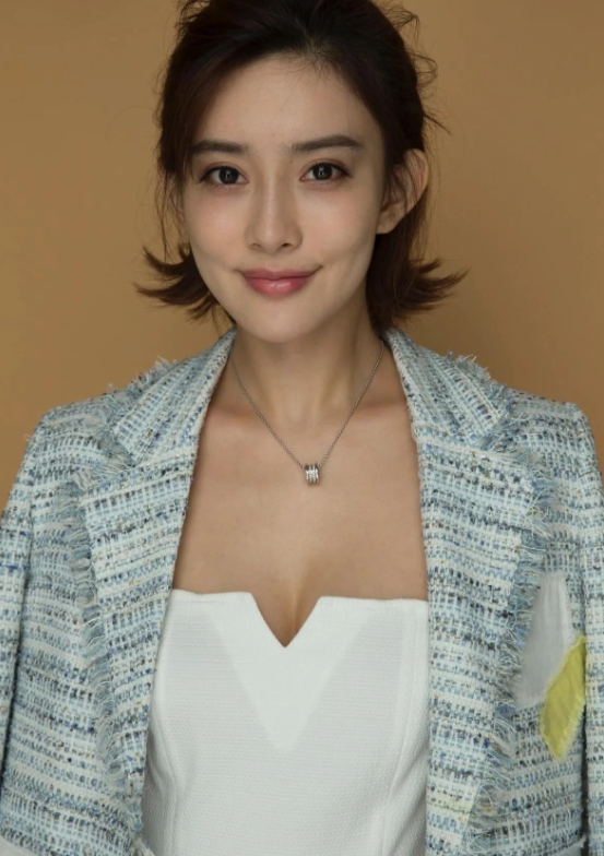 她就是比范冰冰黑一点点，五官和范冰冰一样美艳精致，胸也和范冰冰一样大，明明不是范